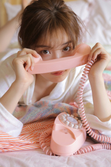 日本巜商务旅行戴帽子的同行
